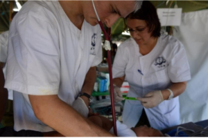 L’équipe médicale de la délégation israélienne soignent les victimes du typhon Haiyan aux Philippines, le 20 novembre 2013. (Crédit : Twitter/unité des porte-paroles de l’armée israélienne)