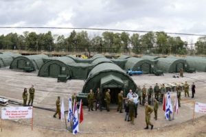 Un hôpital de campagne de 26 tentes mis en place par l’armée israélienne pendant un exercice à Beit Naballah, dans le centre d’Israël, le 9 décembre 2013. (Crédit : unité des porte-paroles de l’armée israélienne)