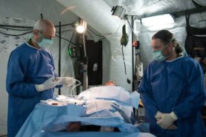 Deux médecins militaires israéliens réalisent une « chirurgie » pendant un exercice d’hôpital de campagne dans le nord d’Israël, en septembre 2016. (Crédit : unité des porte-paroles de l’armée israélienne)