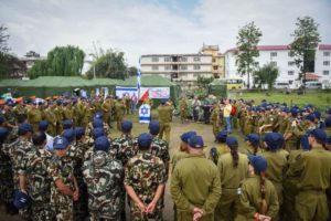 Les soldats israéliens établissent un hôpital de campagne avec l’armée népalaise, au Népal, à la suite du tremblement de terre meurtrier, le 29 avril 2015. (Crédit : unité des porte-paroles de l’armée israélienne)