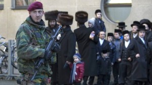 eine-juedische-schule-im-belgischen-antwerpen-wird-nach-dem-verhinderten-anschlag-von-soldaten-bewacht