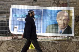 634047-colon-israelien-passe-devant-affiche