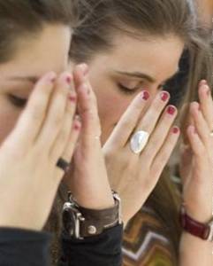 Jeunes-femmes-juives-devant-les-bougies-de-shabbat