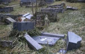 Le-cimetiere-juif-de-Sarre-Union-apres-la-profanation_pics_390