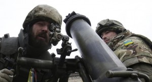des-soldats-ukrainiens-positionnes-le-8-decembre-2014-a-pisk_1865235