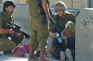 soldats_isr_abreuvent_palestinienne2