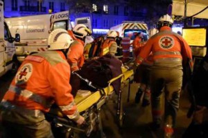2048x1536-fit_une_personne_blessee_evacuee_du_bataclan_le_13_novembre_2015_a_paris_610_407