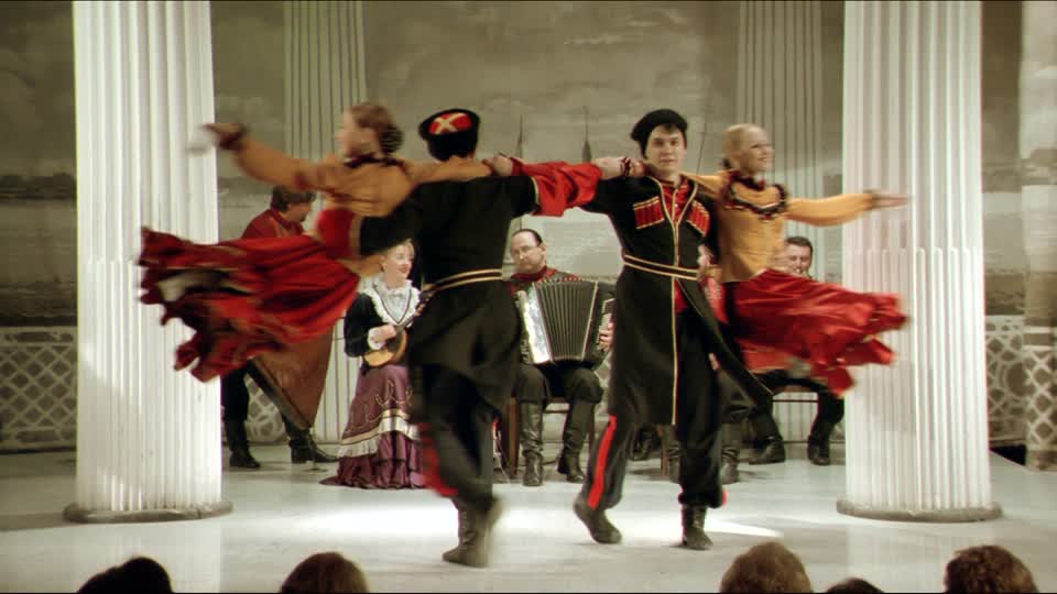 352255049-danse-des-cosaques-pirouette-musique-populaire-representation-theatrale