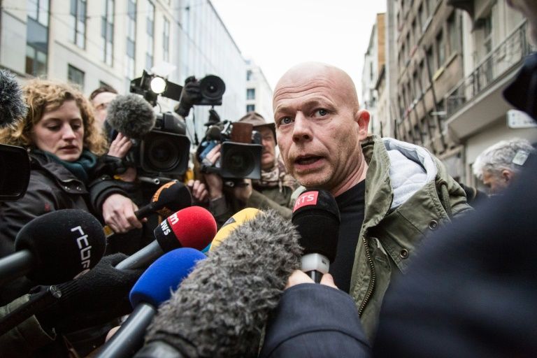 861245-l-avocat-belge-de-salah-abdeslam-sven-mary-parle-a-la-presse-devant-le-siege-de-la-police-judiciaire[1]