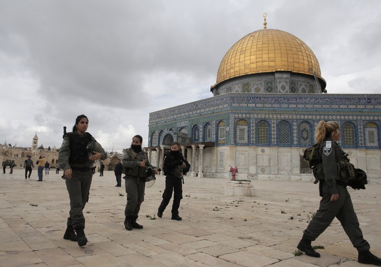 Israeli security forces walk near Jerusalem's Dome of the Rock mosque in the Al-Aqsa mosque compound, the third holiest site in Islam but also the most sacred place in Judaism on November 5, 2014. Israeli police clashed with stone-throwing Palestinians inside Jerusalem's flashpoint Al-Aqsa mosque compound after Jewish nationalists visited the site despite weeks of soaring tensions. A FP PHOTO/AHMAD GHARABLI