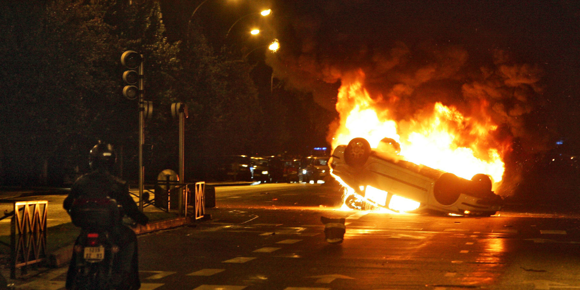 A car burns, 02 November 2005 in the northern Paris suburb of Aulnay-sous-Bois, after sixth straight night of unrest following the death by electrocution, 27 October, of two boys who believed they were chased by police. 27 people have been arrested since the violence first erupted late 27 October night. AFP PHOTO THOMAS COEX