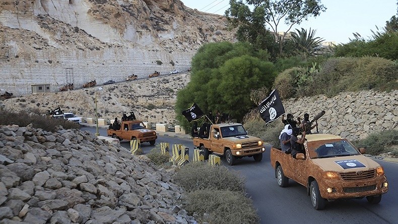 An armed motorcade belonging to members of Derna's Islamic Youth Council, consisting of former members of militias from the town of Derna, drive along a road in Derna, eastern Libya October 3, 2014. The group pledged allegiance to the Islamic State on October 3, 2014 local media reported. Picture taken October 3, 2014. REUTERS/Stringer (LIBYA - Tags: POLITICS CIVIL UNREST CONFLICT TPX IMAGES OF THE DAY) - RTR49BS8