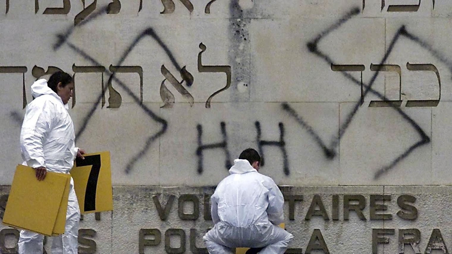 des-gendarmes-effectuent-des-releves-apres-que-des-tags-neonazis-et-des-croix-gammees-ont-ete-traces-sur-le-monument-a-la-memoire-des-combattants-israelites-tues-pendant-la-bataille-de-verdun-durant-la-pr