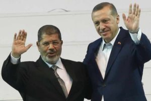 Turkey's Prime Minister and leader of ruling Justice and Development Party (AKP) Tayyip Erdogan (R) and his guest, Egypt's President Mohamed Mursi greet the audience during the AKP congress in Ankara September 30, 2012. REUTERS/Murad Sezer (TURKEY - Tags: POLITICS) - RTR38LZD