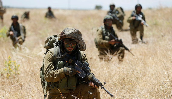 Israeli soldiers from the 605 Combat Engineering Corps battalion take part in a training session on the Israeli side of the border between Syria and the Israeli-occupied Golan Heights June 1, 2016.REUTERS/Baz Ratner - RTX2F6VN