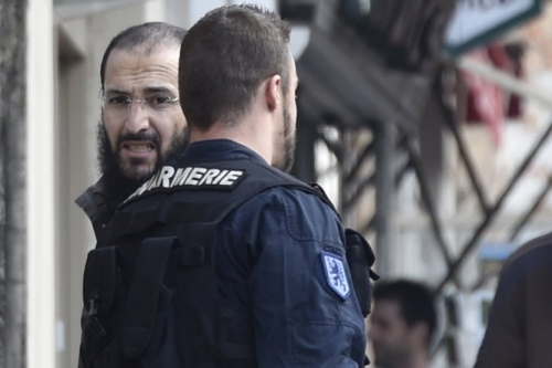 escorte-par-les-gendarmes-merouane-benahmed-a-quitte_1012407_500x333p