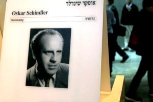 Un portrait d’Oskar Schindler au musée mémorial de l’Holocauste de Yad Vashem, à Jérusalem, le 4 mars 2015. (Crédit : AFP/Gali Tibbon)