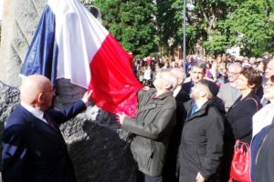 La statue du Capitaine Dreyfus a été dévoilée par son petit-fils en présence de l'artiste Sylvie Koechlin, du Maire de Mulhouse Jean Rottner et du Grand Rabbin HAIM Korsia.