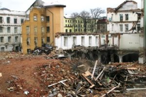 La partie basse de l’usine de Schindler près d’un bâtiment démoli du 19e siècle. (Crédit : Eva Munk/JTA)