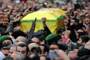 JOSEPH EID (AFP/Archives) "Des partisans du Hezbollah brandissent des armes lors de funérailles à Beyrouth, le 19 janvier 2015"