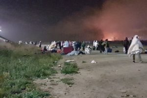 Des dizaines de migrants désormais sans abris dormiront dans le froid le reste de la nuit /Photo RT France