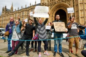 Niklas HALLE'N (AFP/Archives) "Manifestation devant le Parlement britannique de soutien au chef du Parti travailliste Jeremy Corbyn le 26 juin 2016"