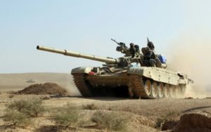 AHMAD AL-RUBAYE (AFP) "Un char des forces irakiennes avance en direction du village irakien de Salmani lors de l'offensive contre les jihadistes du groupe Etat islamique, le 30 octobre 2016 "