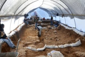 "Le site d'excavation dans le Russian Compound où l'on aperçoit les pierres sur le sol, qui sont des preuves tangibles de la bataille."(Yoli Shwartz / Israel Antiquities Authority)