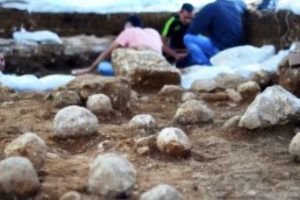 "Les blocs de roches catapultés par les Romains contre les défenseurs juifs"(Crédit : Yoli Shwartz / Israel Antiquities Authority)
