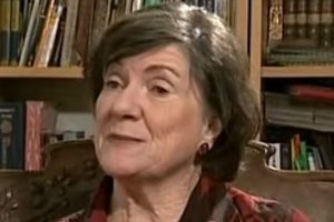 Jenny Tonge, la parlementaire britannique et d'autres intervenants écoutent durant une rencontre anti-Israël à la Chambre des Lords le 25 octobre 2016, pendant qu'un membre du public accuse les juifs d'avoir contrarié Hitler au point de commettre le génocide de la Shoah. (Crédit : capture d'écran Facebook)