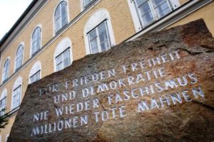 'Pour la paix, la liberté, la démocratie. Plus jamais le fascisme. Souvenons-nous des millions de morts' indique une stèle posée devant la maison. | AFP