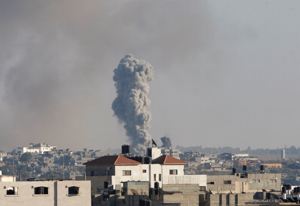 Smoke rises following what witnesses said was an Israeli air strike, east of Gaza City October 5, 2016. REUTERS/Ahmed Zakot TPX IMAGES OF THE DAY