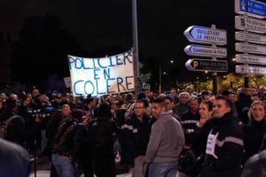 Toulouse : manifestation de 400 policiers, soutien des pompiers http://ebx.sh/2fhiTzx /Photo Ouest France