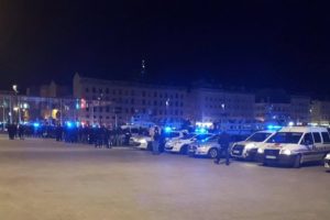 Solidarité totale avec les #policiers en colère, rasssemblés sur le Vieux Port de #Marseille cette nuit. #JeSoutiensLaPolice/Photo Stéphane Ravier Maire 7ème secteur de Marseille