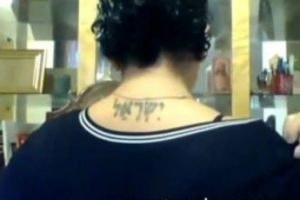 Arutz 2 / Capture d'écran "Sandra Solomon, 38 ans montre son tatouage du mot "Israël" en hébreu dans son dos"