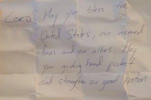Tzvika Brot "Une photo du message que Donald Trump a fait mettre dans le mur des lamentations"