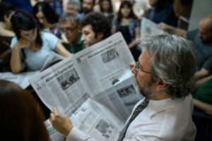 Ozan Kose (AFP) "Cumhuriyet daily editor-in-chief Can Dundar (right), takes part in a news meeting at the Pro-Kurdish Ozgur Gundem newspaper in Istanbul on June 21, 2016"