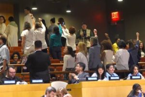 Des opposants à la nomination de Wonder Woman en tant qu'ambassadrice honoraire des Nations unies lors d'une cérémonie au siège de l'organisation, à New York (Etats-Unis), le 21 octobre 2016. (TIMOTHY A. CLARY / AFP)
