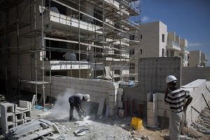 Menahem Kahana (AFP) "Des ouvriers à l'oeuvre sur un chantier de construction dans la colonie de Gilo, à Jérusalem-Est, le 12 août 2013 "