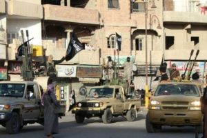 - (WELAYAT RAQA/AFP/Archives) "Photo diffusée sur le site jihadiste Welayat Raja, le 30 juin 2014, montant des jihadistes du groupe Etat islamique paradant dans une rue de Raqa, en Syrie"