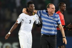 AFP/Archives "Le capitaine du Ghana Asamoah Gyan célèbre, avec son entraîneur Avram Grant, le but qu'il vient de marquer contre l'Algérie, le 23 janvier 2015 à Mongomo"
