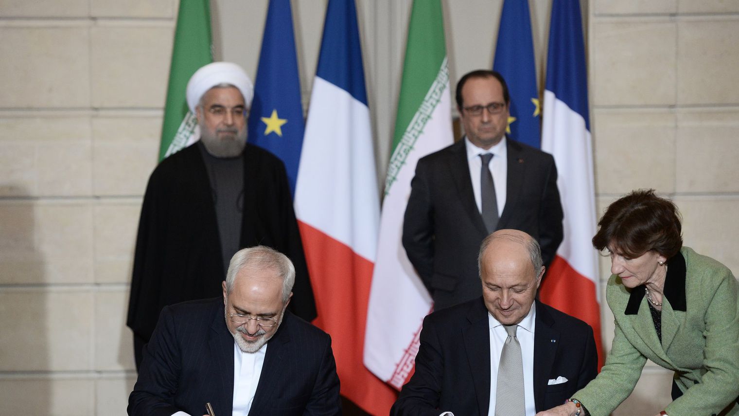 le-ministre-des-affaires-etrangeres-laurent-fabius-d-et-son-homologue-iranien-mohammad-javad-zarif-g-signent-des-contrats-sous-le-regard-des-presidents-de-l-iran-hassan-rohani-et-de-la-france-francois