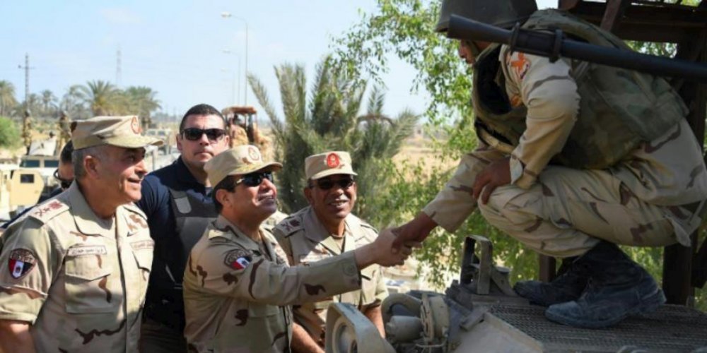 le-president-egyptien-abdel-fattah-al-sisi-rencontre-l-armee_4006321_1000x500