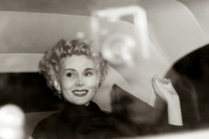crédits/photos : UPI/AFP/FILE Us actress Zsa Zsa Gabor smiles in a car during her travel in Paris, on April 10, 1954