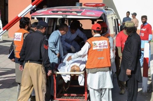 les-secours-evacuent-des-blesses-victimes-de-cet-attentat_830314_516x343