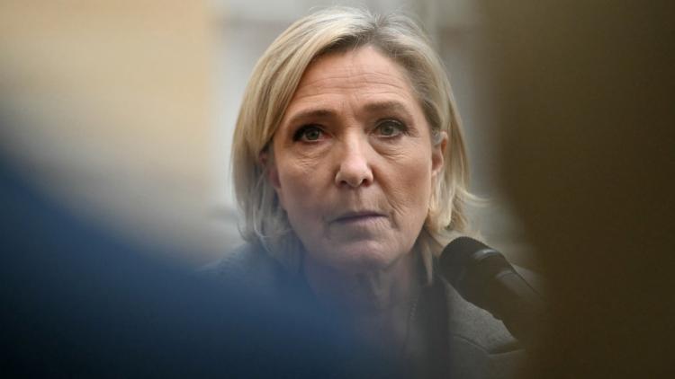 Marine Le Pen réagit après la mort de son père